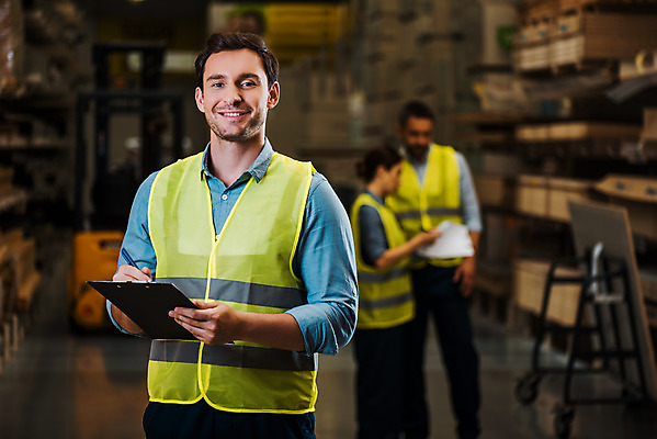 포토 JPG 전신 서양인 응시 여자 남자 40대 중년 노동자 실내 서기 미소 사람 상반신 성인 앞모습 세명 30대 펜 작업 비즈니스맨 비즈니스우먼 헬멧 창고 물류창고 서류파일 안전조끼 우크라이나 국내포토 외국인 직업 시선 유럽 뷰포인트 비즈니스 모션 표정 내부 장년 필기구 사무용품 직장인 보호장비 파일형식