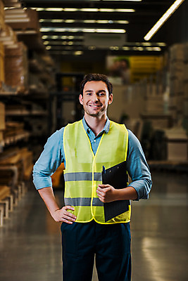 포토 JPG 서양인 외국인 응시 남자 허리손 노동자 실내 한명 서기 미소 사람 상반신 성인 앞모습 30대 펜 작업 비즈니스맨 자신감 헬멧 창고 물류창고 서류파일 안전조끼 우크라이나 성인남자한명만 국내포토 직업 1 시선 감정 유럽 뷰포인트 포즈 비즈니스 모션 표정 인종 내부 장년 필기구 사무용품 직장인 보호장비 남자한명만 성인남자만 파일형식