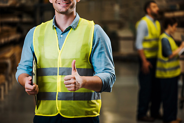 포토 JPG 전신 서양인 손 여자 남자 40대 중년 노동자 실내 서기 미소 들기 사람 손짓 상반신 성인 앞모습 옆모습 신체부위 세명 30대 엄지손가락 최고 작업 비즈니스맨 비즈니스우먼 헬멧 창고 물류창고 서류파일 안전조끼 우크라이나 국내포토 외국인 직업 유럽 뷰포인트 비즈니스 손가락 모션 표정 내부 장년 사무용품 직장인 보호장비 파일형식