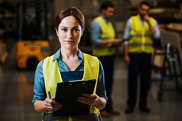 포토 JPG 전신 서양인 응시 여자 남자 40대 중년 노동자 실내 서기 들기 사람 상반신 성인 앞모습 옆모습 세명 30대 펜 작업 비즈니스맨 비즈니스우먼 헬멧 창고 물류창고 서류파일 안전조끼 우크라이나 국내포토 외국인 직업 시선 유럽 뷰포인트 비즈니스 모션 내부 장년 필기구 사무용품 직장인 보호장비 파일형식