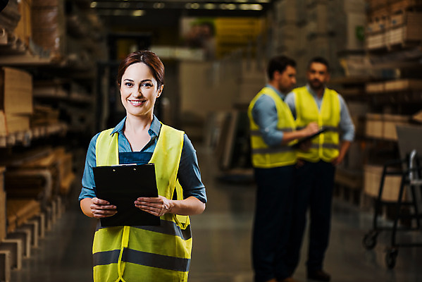 포토 JPG 전신 서양인 응시 여자 남자 40대 중년 노동자 실내 서기 미소 들기 사람 상반신 성인 앞모습 옆모습 세명 30대 펜 작업 비즈니스맨 비즈니스우먼 헬멧 창고 물류창고 서류파일 안전조끼 우크라이나 국내포토 외국인 직업 시선 유럽 뷰포인트 비즈니스 모션 표정 내부 장년 필기구 사무용품 직장인 보호장비 파일형식