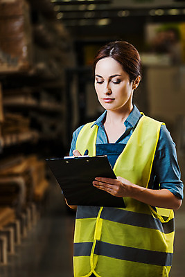 포토 JPG 서양인 응시 여자 40대 중년 노동자 실내 한명 서기 들기 사람 상반신 옆모습 펜 작업 비즈니스우먼 헬멧 창고 물류창고 서류파일 우크라이나 중년여자한명만 국내포토 외국인 직업 1 시선 유럽 뷰포인트 비즈니스 모션 성인 내부 필기구 사무용품 직장인 보호장비 여자한명만 중년여자만 파일형식