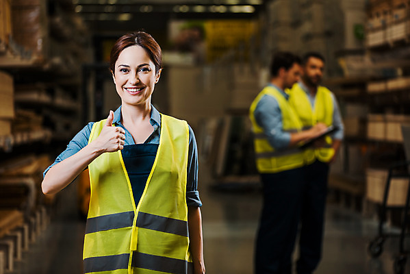 포토 JPG 전신 서양인 손 여자 남자 40대 중년 노동자 실내 서기 미소 들기 사람 손짓 상반신 성인 앞모습 옆모습 신체부위 세명 30대 엄지손가락 최고 작업 비즈니스맨 비즈니스우먼 헬멧 창고 물류창고 서류파일 안전조끼 우크라이나 국내포토 외국인 직업 유럽 뷰포인트 비즈니스 손가락 모션 표정 내부 장년 사무용품 직장인 보호장비 파일형식