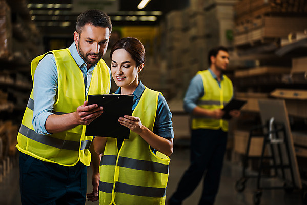 포토 JPG 전신 서양인 응시 여자 남자 40대 중년 노동자 실내 서기 미소 들기 사람 상반신 성인 앞모습 옆모습 세명 30대 작업 비즈니스맨 비즈니스우먼 헬멧 창고 동료 확인 물류창고 서류파일 안전조끼 우크라이나 국내포토 외국인 직업 시선 유럽 뷰포인트 비즈니스 관계 모션 표정 내부 장년 사무용품 직장인 보호장비 파일형식