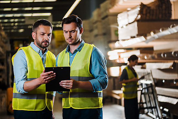 포토 JPG 서양인 응시 여자 남자 40대 중년 노동자 실내 서기 들기 사람 상반신 성인 앞모습 옆모습 세명 30대 작업 비즈니스맨 비즈니스우먼 헬멧 창고 동료 확인 물류창고 서류파일 심각 안전조끼 우크라이나 국내포토 외국인 직업 시선 유럽 뷰포인트 컨셉 비즈니스 관계 모션 내부 장년 사무용품 직장인 보호장비 파일형식