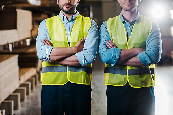 포토 JPG 서양인 외국인 남자 40대 중년 노동자 실내 서기 사람 상반신 성인 두명 앞모습 30대 팔짱 작업 비즈니스맨 헬멧 창고 동료 물류창고 안전조끼 우크라이나 남자만 국내포토 직업 유럽 뷰포인트 비즈니스 관계 모션 인종 내부 장년 직장인 보호장비 파일형식