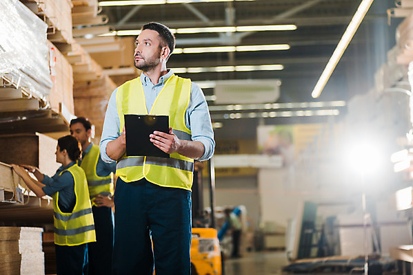 포토 JPG 서양인 응시 여자 남자 40대 중년 노동자 실내 서기 들기 사람 상반신 성인 앞모습 옆모습 세명 30대 작업 비즈니스맨 비즈니스우먼 헬멧 창고 물류창고 서류파일 안전조끼 우크라이나 국내포토 외국인 직업 시선 유럽 뷰포인트 비즈니스 모션 내부 장년 사무용품 직장인 보호장비 파일형식