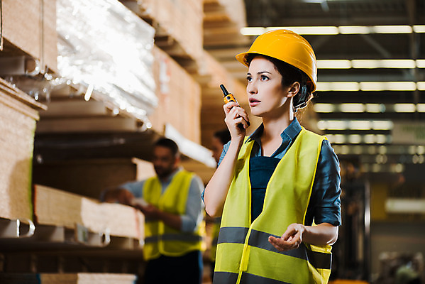 포토 JPG 서양인 응시 여자 남자 40대 중년 노동자 실내 말하기 서기 들기 사람 손짓 상반신 성인 앞모습 옆모습 세명 30대 작업 비즈니스맨 비즈니스우먼 안전모 헬멧 창고 무전기 물류창고 안전조끼 우크라이나 국내포토 외국인 직업 시선 유럽 뷰포인트 비즈니스 모션 무선통신 내부 장년 직장인 안전장비 보호장비 파일형식