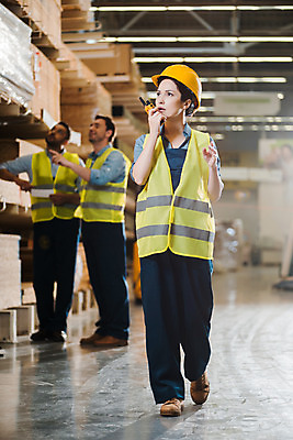 포토 JPG 전신 서양인 응시 여자 남자 40대 중년 노동자 실내 말하기 서기 들기 사람 손짓 성인 옆모습 세명 30대 가리킴 작업 비즈니스맨 비즈니스우먼 안전모 헬멧 창고 무전기 물류창고 안전조끼 우크라이나 국내포토 외국인 직업 시선 유럽 뷰포인트 비즈니스 모션 무선통신 내부 장년 직장인 안전장비 보호장비 파일형식