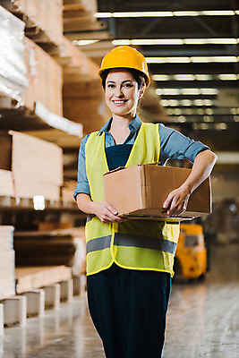 포토 JPG 서양인 응시 여자 40대 중년 노동자 실내 한명 서기 미소 들기 사람 상반신 앞모습 상자 작업 비즈니스우먼 안전모 헬멧 창고 물류창고 안전조끼 우크라이나 중년여자한명만 국내포토 외국인 직업 1 시선 유럽 뷰포인트 비즈니스 모션 표정 성인 내부 직장인 안전장비 보호장비 여자한명만 중년여자만 파일형식