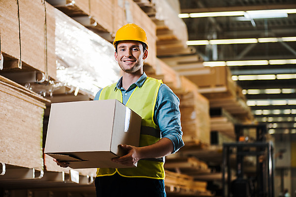 포토 JPG 서양인 외국인 응시 남자 노동자 실내 한명 서기 미소 들기 사람 상반신 성인 앞모습 30대 상자 작업 비즈니스맨 안전모 헬멧 창고 물류창고 안전조끼 우크라이나 성인남자한명만 재고 국내포토 직업 1 시선 유럽 뷰포인트 비즈니스 모션 표정 인종 내부 장년 직장인 상품 안전장비 보호장비 남자한명만 성인남자만 파일형식