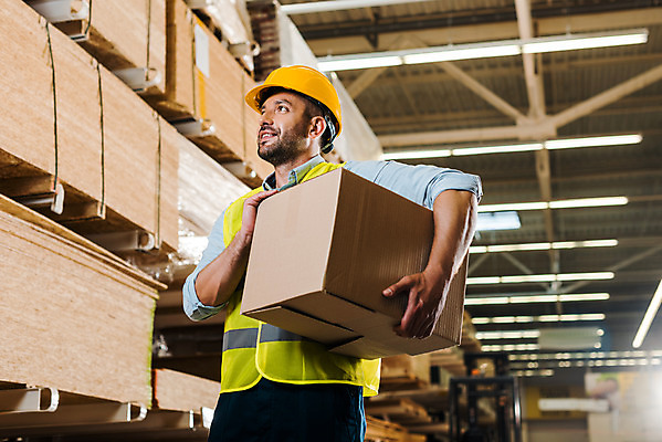 포토 JPG 서양인 외국인 응시 남자 로우앵글 40대 중년 노동자 실내 한명 미소 들기 사람 상반신 앞모습 상자 작업 비즈니스맨 안전모 헬멧 창고 물류창고 안전조끼 우크라이나 중년남자한명만 재고 국내포토 직업 1 시선 유럽 뷰포인트 비즈니스 모션 표정 인종 성인 내부 직장인 상품 안전장비 보호장비 남자한명만 중년남자만 파일형식