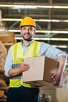 포토 JPG 서양인 외국인 응시 남자 40대 중년 노동자 실내 한명 미소 들기 사람 상반신 앞모습 30대 상자 작업 비즈니스맨 안전모 헬멧 창고 물류창고 안전조끼 우크라이나 중년남자한명만 국내포토 직업 1 시선 유럽 뷰포인트 비즈니스 모션 표정 인종 성인 내부 장년 직장인 안전장비 보호장비 남자한명만 중년남자만 파일형식