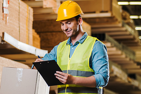 포토 JPG 서양인 외국인 응시 남자 노동자 실내 한명 서기 미소 들기 사람 상반신 성인 옆모습 30대 작업 비즈니스맨 안전모 헬멧 창고 확인 물류창고 서류파일 안전조끼 우크라이나 성인남자한명만 국내포토 직업 1 시선 유럽 뷰포인트 비즈니스 모션 표정 인종 내부 장년 사무용품 직장인 안전장비 보호장비 남자한명만 성인남자만 파일형식