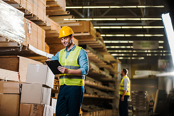 포토 JPG 서양인 외국인 응시 남자 40대 중년 노동자 실내 서기 미소 사람 상반신 성인 두명 옆모습 30대 작업 비즈니스맨 안전모 헬멧 창고 확인 물류창고 서류파일 안전조끼 우크라이나 남자만 재고 국내포토 직업 시선 유럽 뷰포인트 비즈니스 모션 표정 인종 내부 장년 사무용품 직장인 상품 안전장비 보호장비 파일형식