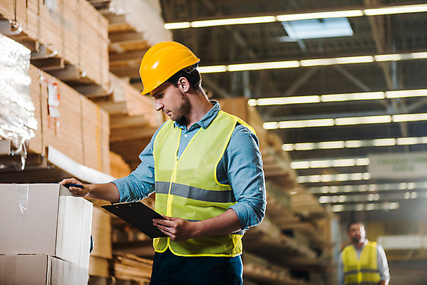 포토 JPG 서양인 외국인 응시 남자 40대 중년 노동자 실내 서기 미소 들기 사람 상반신 성인 두명 앞모습 옆모습 30대 상자 작업 비즈니스맨 안전모 헬멧 창고 확인 물류창고 서류파일 안전조끼 우크라이나 남자만 재고 국내포토 직업 시선 유럽 뷰포인트 비즈니스 모션 표정 인종 내부 장년 사무용품 직장인 상품 안전장비 보호장비 파일형식