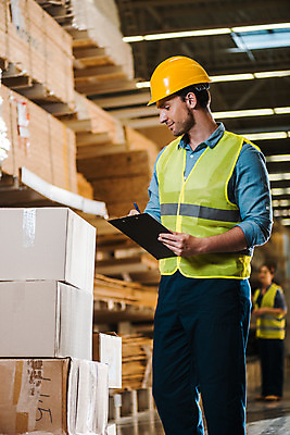 포토 JPG 전신 서양인 외국인 응시 여자 남자 40대 중년 노동자 실내 서기 미소 들기 사람 성인 두명 옆모습 30대 상자 작업 비즈니스맨 비즈니스우먼 안전모 헬멧 창고 확인 물류창고 서류파일 안전조끼 우크라이나 성인만 재고 국내포토 직업 시선 유럽 뷰포인트 비즈니스 모션 표정 인종 내부 장년 사무용품 직장인 상품 안전장비 보호장비 파일형식