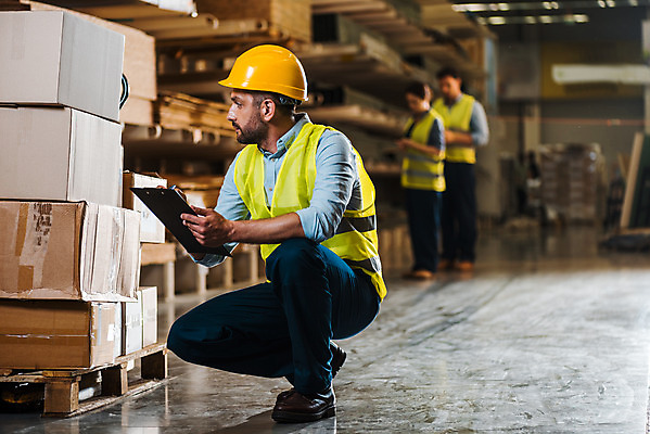 포토 JPG 전신 서양인 응시 여자 남자 40대 중년 노동자 실내 서기 사람 앉기 성인 옆모습 세명 30대 작업 비즈니스맨 비즈니스우먼 안전모 헬멧 창고 확인 물류창고 박스포장 서류파일 안전조끼 우크라이나 재고 국내포토 외국인 직업 시선 유럽 뷰포인트 비즈니스 포장 모션 내부 장년 사무용품 직장인 상품 안전장비 보호장비 파일형식