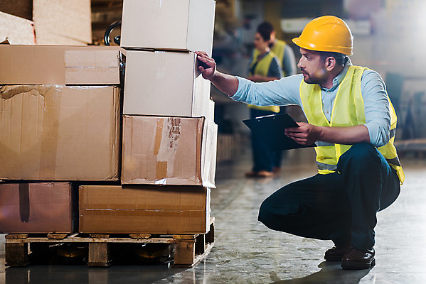 포토 JPG 전신 서양인 응시 여자 남자 40대 중년 노동자 실내 서기 사람 앉기 성인 옆모습 세명 30대 작업 비즈니스맨 비즈니스우먼 안전모 헬멧 창고 확인 물류창고 박스포장 서류파일 안전조끼 우크라이나 재고 국내포토 외국인 직업 시선 유럽 뷰포인트 비즈니스 포장 모션 내부 장년 사무용품 직장인 상품 안전장비 보호장비 파일형식