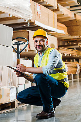 포토 JPG 전신 서양인 외국인 응시 남자 40대 중년 노동자 실내 한명 미소 사람 앉기 옆모습 상자 작업 비즈니스맨 안전모 헬멧 창고 확인 물류창고 서류파일 안전조끼 우크라이나 중년남자한명만 재고 국내포토 직업 1 시선 유럽 뷰포인트 비즈니스 모션 표정 인종 성인 내부 사무용품 직장인 상품 안전장비 보호장비 남자한명만 중년남자만 파일형식