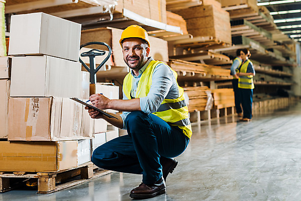 포토 JPG 전신 서양인 응시 여자 남자 40대 중년 노동자 실내 서기 미소 들기 사람 앉기 성인 옆모습 세명 30대 상자 작업 비즈니스맨 비즈니스우먼 안전모 헬멧 창고 확인 물류창고 서류파일 안전조끼 우크라이나 재고 국내포토 외국인 직업 시선 유럽 뷰포인트 비즈니스 모션 표정 내부 장년 사무용품 직장인 상품 안전장비 보호장비 파일형식