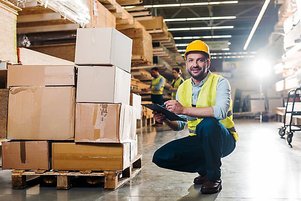 포토 JPG 전신 서양인 응시 여자 남자 40대 중년 노동자 실내 서기 미소 들기 사람 앉기 성인 앞모습 옆모습 세명 30대 상자 작업 비즈니스맨 비즈니스우먼 안전모 헬멧 창고 확인 물류창고 서류파일 안전조끼 우크라이나 재고 국내포토 외국인 직업 시선 유럽 뷰포인트 비즈니스 모션 표정 내부 장년 사무용품 직장인 상품 안전장비 보호장비 파일형식