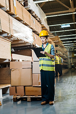 포토 JPG 전신 서양인 응시 여자 남자 로우앵글 40대 중년 노동자 실내 서기 들기 사람 성인 옆모습 세명 30대 상자 작업 비즈니스맨 비즈니스우먼 안전모 헬멧 창고 확인 물류창고 서류파일 안전조끼 우크라이나 재고 국내포토 외국인 직업 시선 유럽 뷰포인트 비즈니스 모션 내부 장년 사무용품 직장인 상품 안전장비 보호장비 파일형식