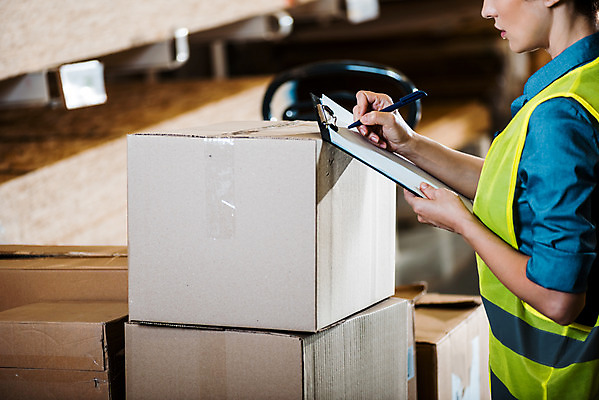 포토 JPG 서양인 손 여자 40대 중년 노동자 실내 한명 서기 사람 상반신 옆모습 신체부위 작업 비즈니스우먼 헬멧 창고 확인 물류창고 서류파일 안전조끼 우크라이나 중년여자한명만 재고 국내포토 외국인 직업 1 유럽 뷰포인트 비즈니스 모션 성인 내부 사무용품 직장인 상품 보호장비 여자한명만 중년여자만 파일형식