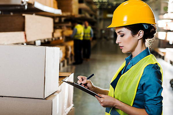 포토 JPG 전신 서양인 응시 여자 남자 40대 중년 노동자 실내 서기 들기 사람 상반신 성인 옆모습 세명 30대 상자 작업 비즈니스맨 비즈니스우먼 안전모 헬멧 창고 확인 물류창고 서류파일 안전조끼 우크라이나 재고 국내포토 외국인 직업 시선 유럽 뷰포인트 비즈니스 모션 내부 장년 사무용품 직장인 상품 안전장비 보호장비 파일형식