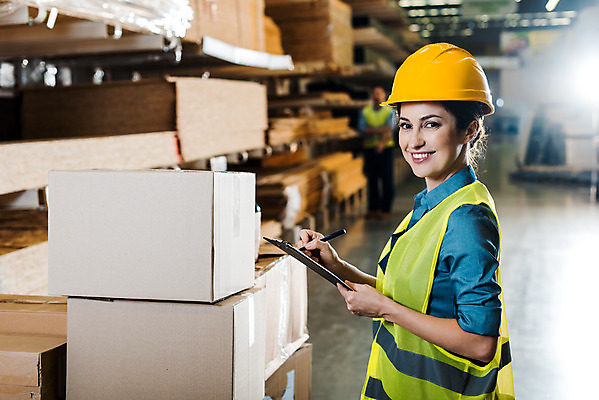 포토 JPG 전신 서양인 외국인 응시 여자 남자 40대 중년 노동자 실내 서기 미소 들기 사람 상반신 성인 두명 앞모습 옆모습 30대 상자 작업 비즈니스맨 비즈니스우먼 안전모 헬멧 창고 물류창고 서류파일 안전조끼 우크라이나 재고 국내포토 직업 시선 유럽 뷰포인트 비즈니스 모션 표정 인종 내부 장년 사무용품 직장인 상품 안전장비 보호장비 파일형식