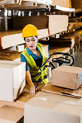 포토 JPG 서양인 응시 여자 40대 중년 노동자 실내 한명 서기 사람 상반신 앞모습 상자 작업 비즈니스우먼 안전모 헬멧 창고 확인 물류창고 서류파일 안전조끼 우크라이나 중년여자한명만 재고 국내포토 외국인 직업 1 시선 유럽 뷰포인트 비즈니스 모션 성인 내부 사무용품 직장인 상품 안전장비 보호장비 여자한명만 중년여자만 파일형식