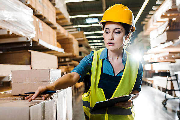 포토 JPG 서양인 응시 여자 40대 중년 노동자 실내 한명 서기 사람 상반신 앞모습 상자 작업 비즈니스우먼 안전모 헬멧 창고 확인 물류창고 서류파일 안전조끼 우크라이나 중년여자한명만 재고 국내포토 외국인 직업 1 시선 유럽 뷰포인트 비즈니스 모션 성인 내부 사무용품 직장인 상품 안전장비 보호장비 여자한명만 중년여자만 파일형식