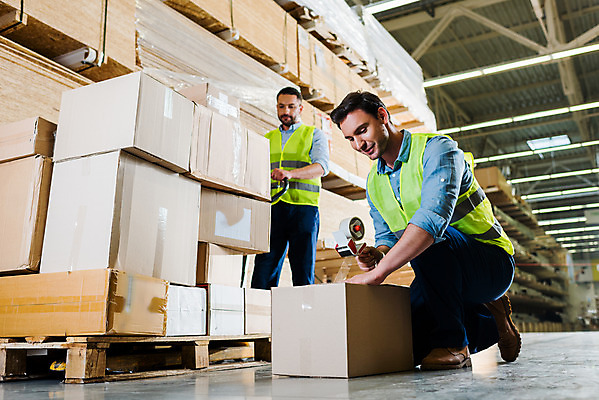 포토 JPG 전신 서양인 외국인 응시 남자 로우앵글 40대 중년 포장 노동자 실내 서기 미소 사람 앉기 성인 두명 옆모습 30대 상자 작업 비즈니스맨 헬멧 창고 동료 물류창고 박스포장 붙이기 안전조끼 우크라이나 남자만 재고 국내포토 직업 시선 유럽 뷰포인트 비즈니스 관계 모션 표정 인종 내부 장년 직장인 상품 보호장비 파일형식