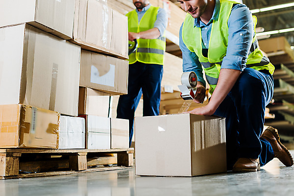 포토 JPG 전신 서양인 외국인 손 응시 남자 로우앵글 40대 중년 포장 노동자 실내 서기 미소 사람 앉기 성인 두명 옆모습 30대 상자 작업 비즈니스맨 헬멧 창고 테이프 물류창고 붙이기 안전조끼 우크라이나 남자만 재고 국내포토 직업 시선 유럽 뷰포인트 비즈니스 모션 문구용품 표정 인종 내부 신체부위 장년 직장인 상품 보호장비 파일형식