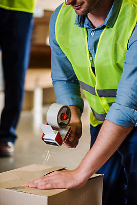 포토 JPG 전신 서양인 외국인 손 남자 40대 중년 포장 노동자 실내 서기 사람 앉기 성인 두명 옆모습 30대 작업 비즈니스맨 헬멧 창고 테이프 물류창고 박스포장 붙이기 안전조끼 우크라이나 남자만 국내포토 직업 유럽 뷰포인트 비즈니스 모션 문구용품 인종 내부 신체부위 장년 직장인 보호장비 파일형식