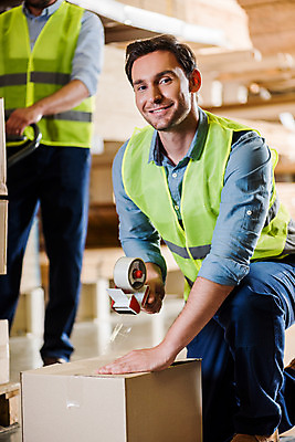 포토 JPG 서양인 외국인 손 응시 남자 40대 중년 포장 노동자 실내 서기 미소 사람 앉기 상반신 성인 두명 앞모습 30대 작업 비즈니스맨 헬멧 창고 테이프 물류창고 박스포장 붙이기 안전조끼 우크라이나 남자만 재고 국내포토 직업 시선 유럽 뷰포인트 비즈니스 모션 문구용품 표정 인종 내부 신체부위 장년 직장인 상품 보호장비 파일형식