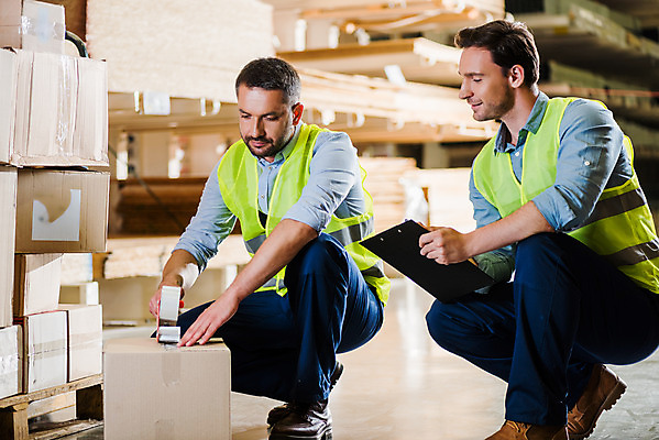 포토 JPG 전신 서양인 외국인 손 응시 남자 중년 포장 노동자 실내 미소 사람 앉기 성인 두명 앞모습 상자 작업 비즈니스맨 헬멧 창고 동료 테이프 물류창고 붙이기 안전조끼 우크라이나 남자만 재고 국내포토 직업 시선 유럽 뷰포인트 비즈니스 관계 모션 문구용품 표정 인종 내부 신체부위 직장인 상품 보호장비 파일형식