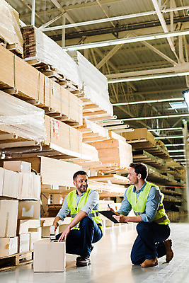 포토 JPG 전신 서양인 외국인 손 응시 남자 40대 중년 포장 노동자 실내 미소 사람 앉기 성인 두명 앞모습 30대 상자 마주보기 작업 비즈니스맨 헬멧 창고 동료 테이프 물류창고 붙이기 안전조끼 우크라이나 남자만 성인만 재고 국내포토 직업 시선 유럽 뷰포인트 비즈니스 관계 모션 문구용품 표정 인종 내부 신체부위 장년 직장인 상품 보호장비 파일형식