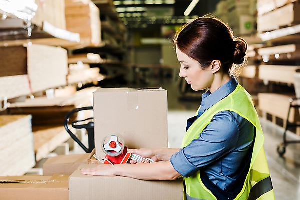 포토 JPG 서양인 손 응시 여자 40대 중년 포장 노동자 실내 한명 서기 사람 상반신 옆모습 상자 작업 비즈니스우먼 헬멧 창고 테이프 물류창고 붙이기 안전조끼 우크라이나 중년여자한명만 재고 국내포토 외국인 직업 1 시선 유럽 뷰포인트 비즈니스 모션 문구용품 성인 내부 신체부위 직장인 상품 보호장비 여자한명만 중년여자만 파일형식