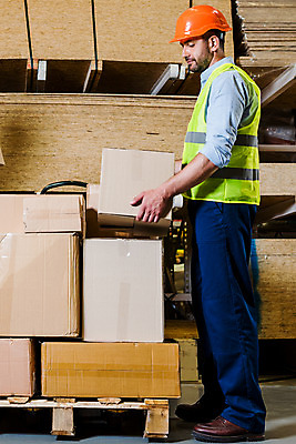 포토 JPG 전신 서양인 외국인 응시 남자 40대 중년 노동자 실내 한명 서기 들기 사람 옆모습 상자 작업 비즈니스맨 안전모 헬멧 창고 물류창고 안전조끼 우크라이나 중년남자한명만 재고 국내포토 직업 1 시선 유럽 뷰포인트 비즈니스 모션 인종 성인 내부 직장인 상품 안전장비 보호장비 남자한명만 중년남자만 파일형식