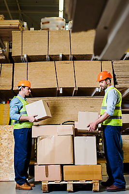 포토 JPG 전신 서양인 외국인 응시 남자 40대 중년 노동자 실내 서기 들기 사람 성인 두명 옆모습 30대 상자 작업 비즈니스맨 안전모 헬멧 창고 동료 물류창고 안전조끼 우크라이나 남자만 재고 국내포토 직업 시선 유럽 뷰포인트 비즈니스 관계 모션 인종 내부 장년 직장인 상품 안전장비 보호장비 파일형식