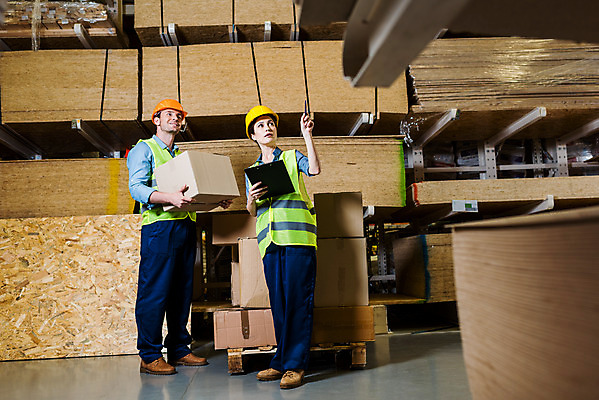 포토 JPG 전신 서양인 외국인 응시 여자 남자 로우앵글 40대 중년 노동자 실내 말하기 서기 들기 사람 성인 두명 앞모습 옆모습 30대 상자 가리킴 작업 비즈니스맨 비즈니스우먼 안전모 헬멧 창고 동료 물류창고 서류파일 안전조끼 우크라이나 성인남자만 재고 국내포토 직업 시선 유럽 뷰포인트 비즈니스 관계 모션 인종 손짓 내부 장년 사무용품 직장인 상품 안전장비 보호장비 남자만 성인만 파일형식