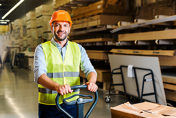 포토 JPG 서양인 외국인 응시 남자 40대 중년 노동자 실내 한명 서기 미소 사람 상반신 앞모습 잡기 작업 비즈니스맨 안전모 헬멧 창고 물류창고 박스포장 안전조끼 우크라이나 중년남자한명만 재고 국내포토 직업 1 시선 유럽 뷰포인트 비즈니스 포장 모션 표정 인종 성인 내부 직장인 상품 안전장비 보호장비 남자한명만 중년남자만 파일형식