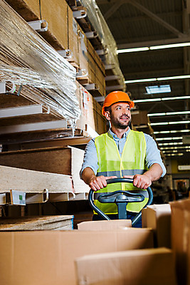 포토 JPG 서양인 외국인 응시 남자 로우앵글 40대 중년 노동자 실내 한명 서기 미소 사람 상반신 앞모습 잡기 작업 비즈니스맨 안전모 헬멧 창고 물류창고 박스포장 안전조끼 우크라이나 중년남자한명만 재고 국내포토 직업 1 시선 유럽 뷰포인트 비즈니스 포장 모션 표정 인종 성인 내부 직장인 상품 안전장비 보호장비 남자한명만 중년남자만 파일형식