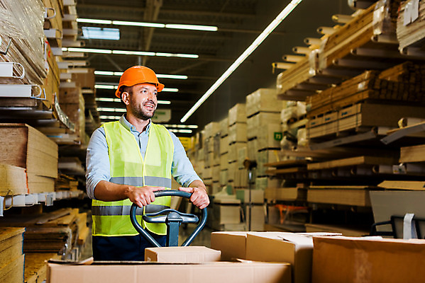 포토 JPG 서양인 외국인 응시 남자 40대 중년 노동자 실내 한명 서기 미소 사람 상반신 앞모습 잡기 작업 비즈니스맨 안전모 헬멧 창고 물류창고 박스포장 안전조끼 우크라이나 중년남자한명만 재고 국내포토 직업 1 시선 유럽 뷰포인트 비즈니스 포장 모션 표정 인종 성인 내부 직장인 상품 안전장비 보호장비 남자한명만 중년남자만 파일형식