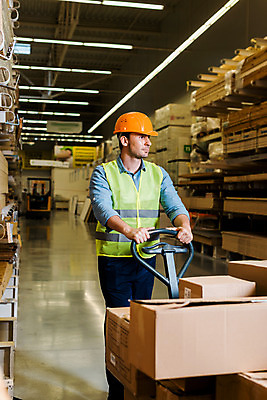 포토 JPG 전신 서양인 외국인 응시 남자 노동자 실내 한명 서기 사람 성인 옆모습 30대 상자 잡기 작업 비즈니스맨 안전모 헬멧 창고 물류창고 안전조끼 우크라이나 성인남자한명만 재고 국내포토 직업 1 시선 유럽 뷰포인트 비즈니스 모션 인종 내부 장년 직장인 상품 안전장비 보호장비 남자한명만 성인남자만 파일형식