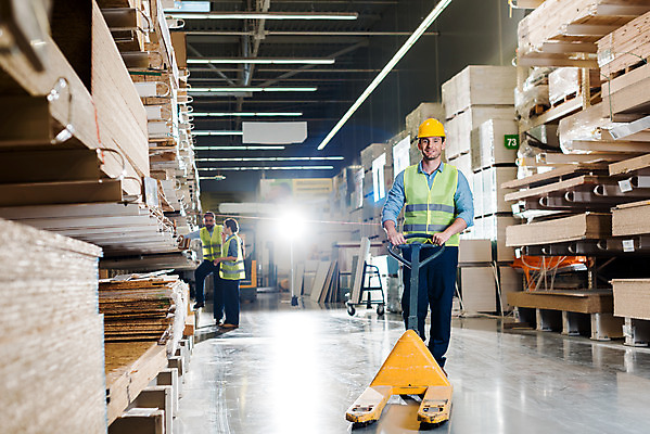 포토 JPG 전신 서양인 응시 여자 남자 40대 중년 노동자 실내 서기 미소 사람 성인 앞모습 옆모습 세명 30대 카트 잡기 작업 비즈니스맨 비즈니스우먼 운반 안전모 헬멧 창고 동료 물류창고 안전조끼 우크라이나 재고 국내포토 외국인 직업 시선 유럽 뷰포인트 비즈니스 관계 모션 표정 내부 장년 직장인 상품 안전장비 보호장비 파일형식