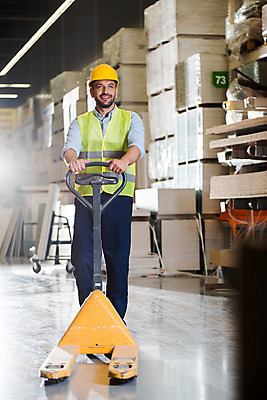 포토 JPG 전신 서양인 외국인 응시 남자 40대 중년 노동자 실내 한명 서기 미소 사람 앞모습 카트 잡기 작업 비즈니스맨 운반 안전모 헬멧 창고 물류창고 안전조끼 우크라이나 중년남자한명만 국내포토 직업 1 시선 유럽 뷰포인트 비즈니스 모션 표정 인종 성인 내부 직장인 안전장비 보호장비 남자한명만 중년남자만 파일형식