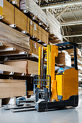 포토 JPG 비즈니스 실내 사람없음 작업 안전모 헬멧 창고 산업현장 지게차 물류창고 우크라이나 국내포토 유럽 산업 내부 중장비 안전장비 보호장비 파일형식