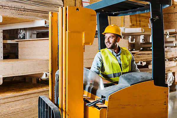 포토 JPG 서양인 외국인 응시 남자 40대 중년 노동자 실내 한명 미소 사람 앉기 상반신 옆모습 작업 비즈니스맨 안전모 헬멧 창고 지게차 물류창고 안전조끼 우크라이나 중년남자한명만 국내포토 직업 1 시선 유럽 뷰포인트 비즈니스 모션 표정 인종 성인 내부 직장인 중장비 안전장비 보호장비 남자한명만 중년남자만 파일형식